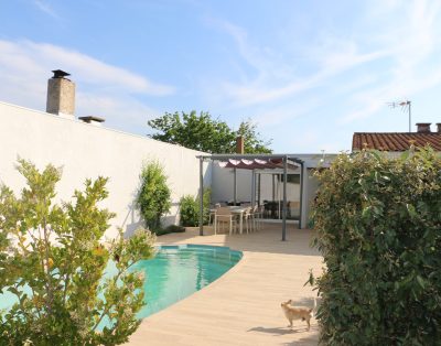 Maison, piscine, sur l’étang