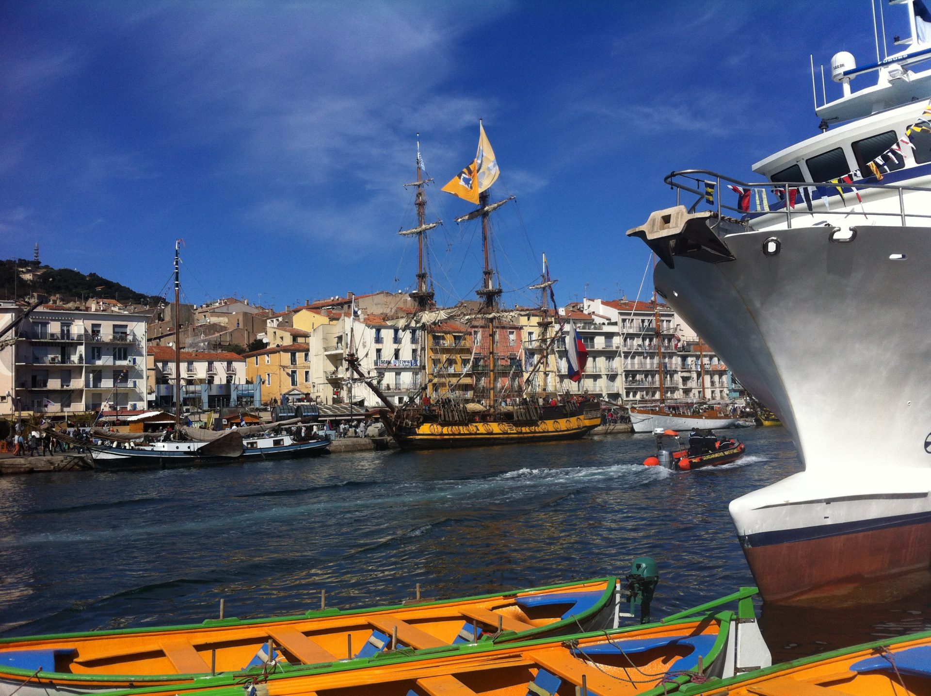 Visite des bateaux d’Escale à Sète en kayak