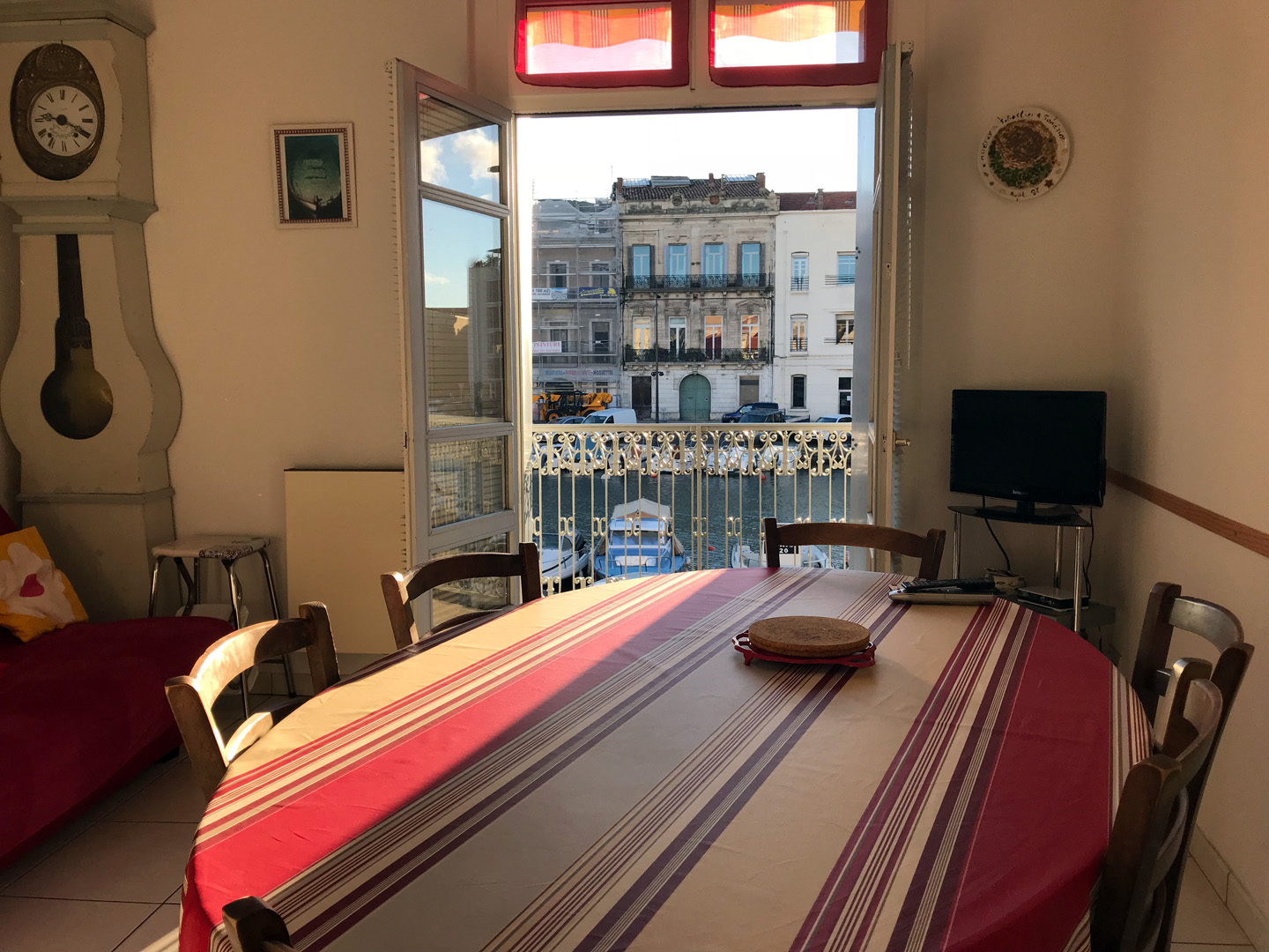 Maison de ville sur canal