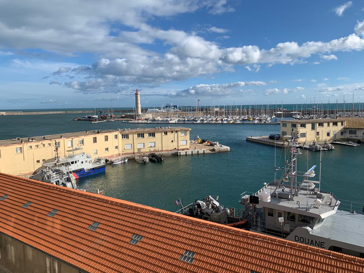 T2 central terrasse vue mer