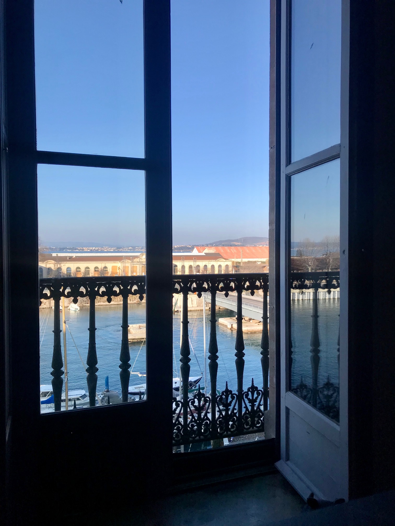 Élégant T2 climatisé vue canal