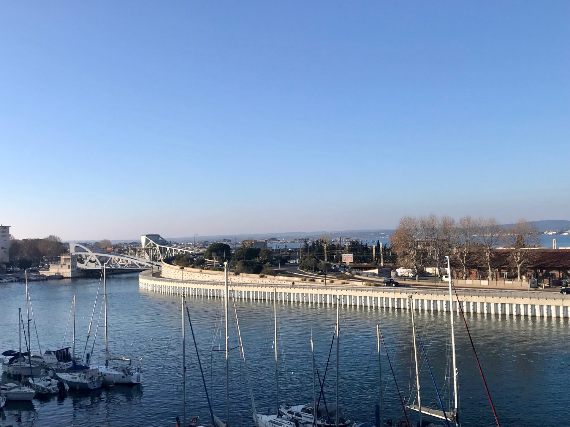 Élégant T2 climatisé vue canal