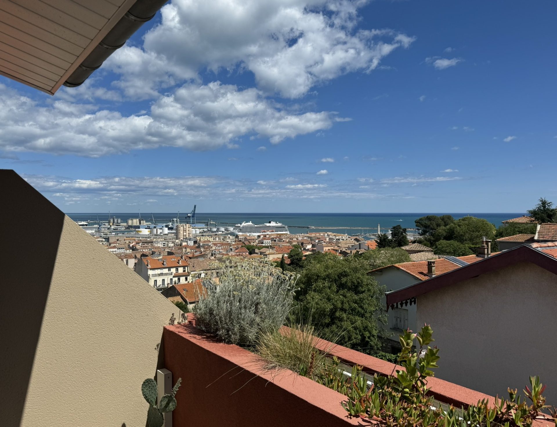 T2 Revest climatisé terrasses vue mer étang ville parking