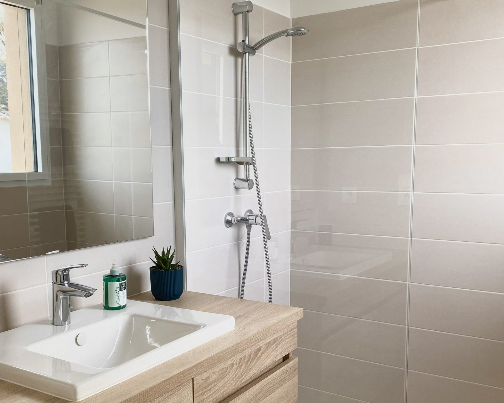 T2 Revest climatisé terrasses vue mer étang ville parking