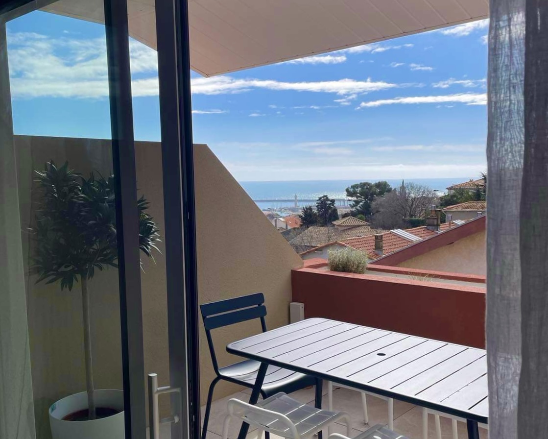 T2 Revest climatisé terrasses vue mer étang ville parking