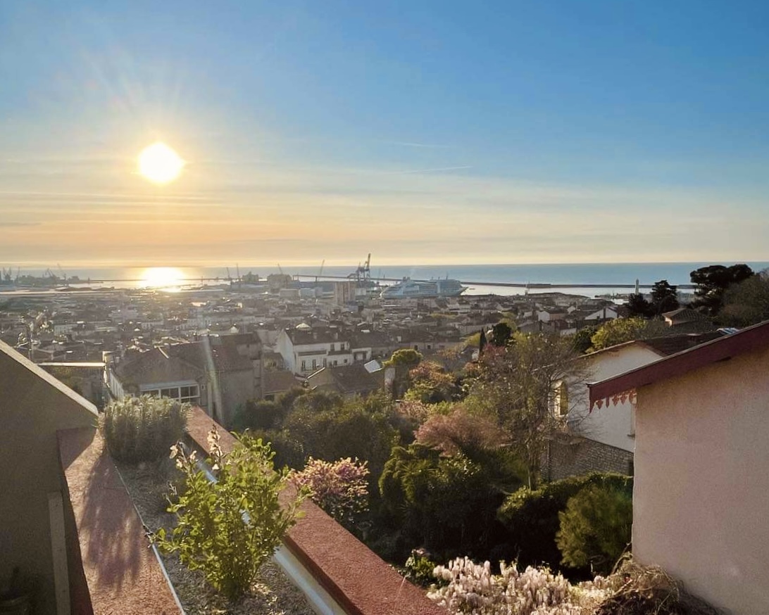 T2 Revest climatisé terrasses vue mer étang ville parking