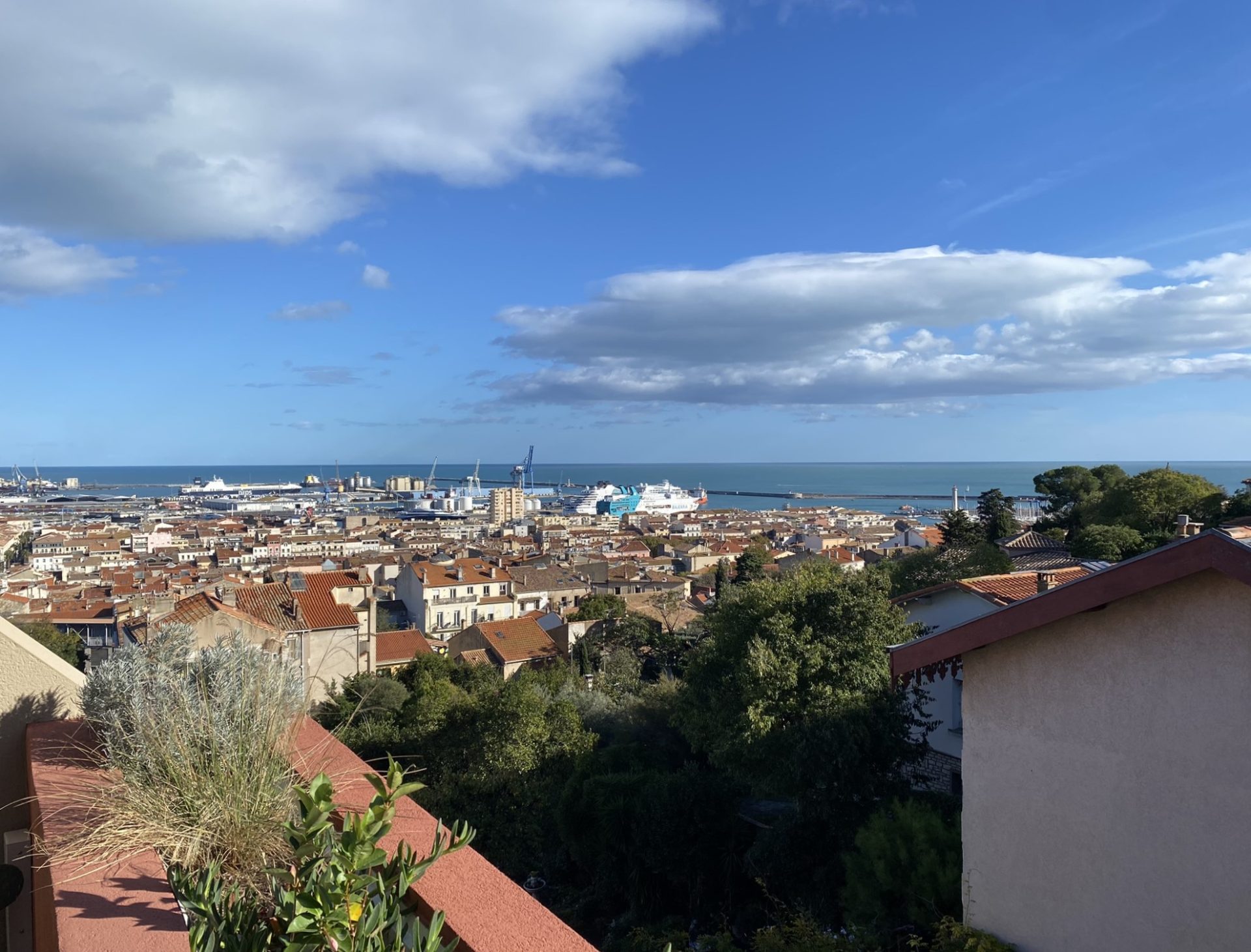 T2 Revest climatisé terrasses vue mer étang ville parking