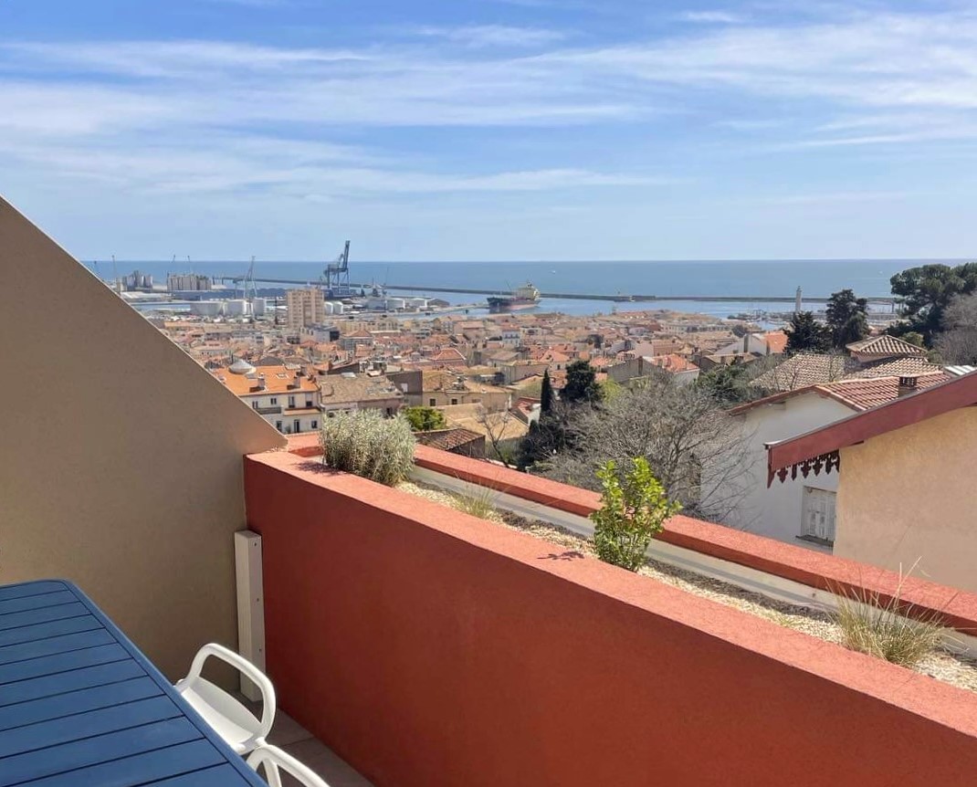 T2 Revest climatisé terrasses vue mer étang ville parking